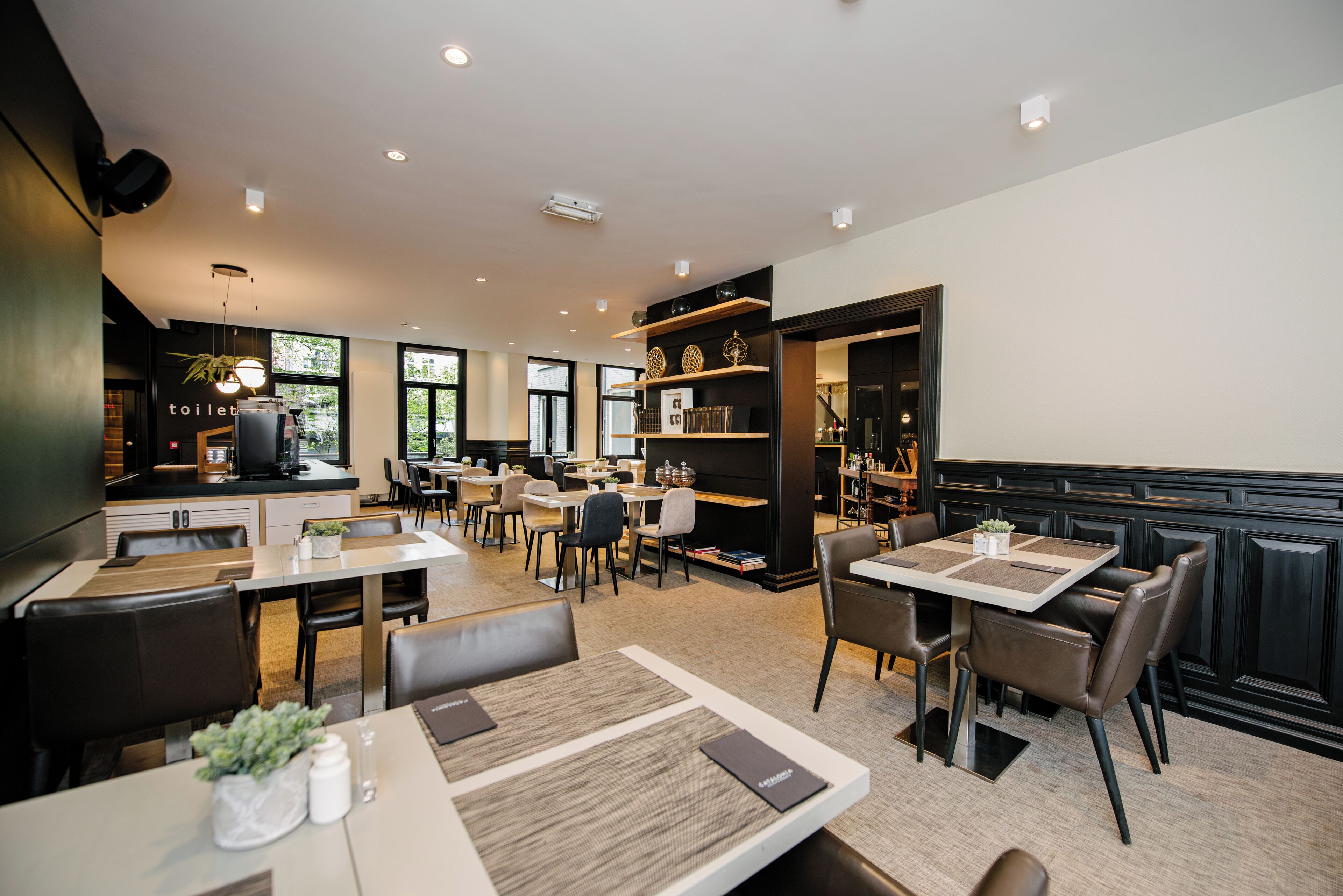 Phục vụ bữa sáng, bữa trưa, bữa tối, nhìn ra vườn 