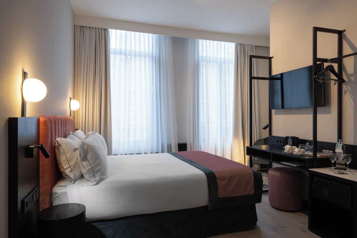 1 bedroom, premium bedding, minibar, in-room safe