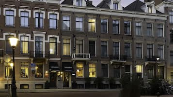 Fachada da propriedade à noite