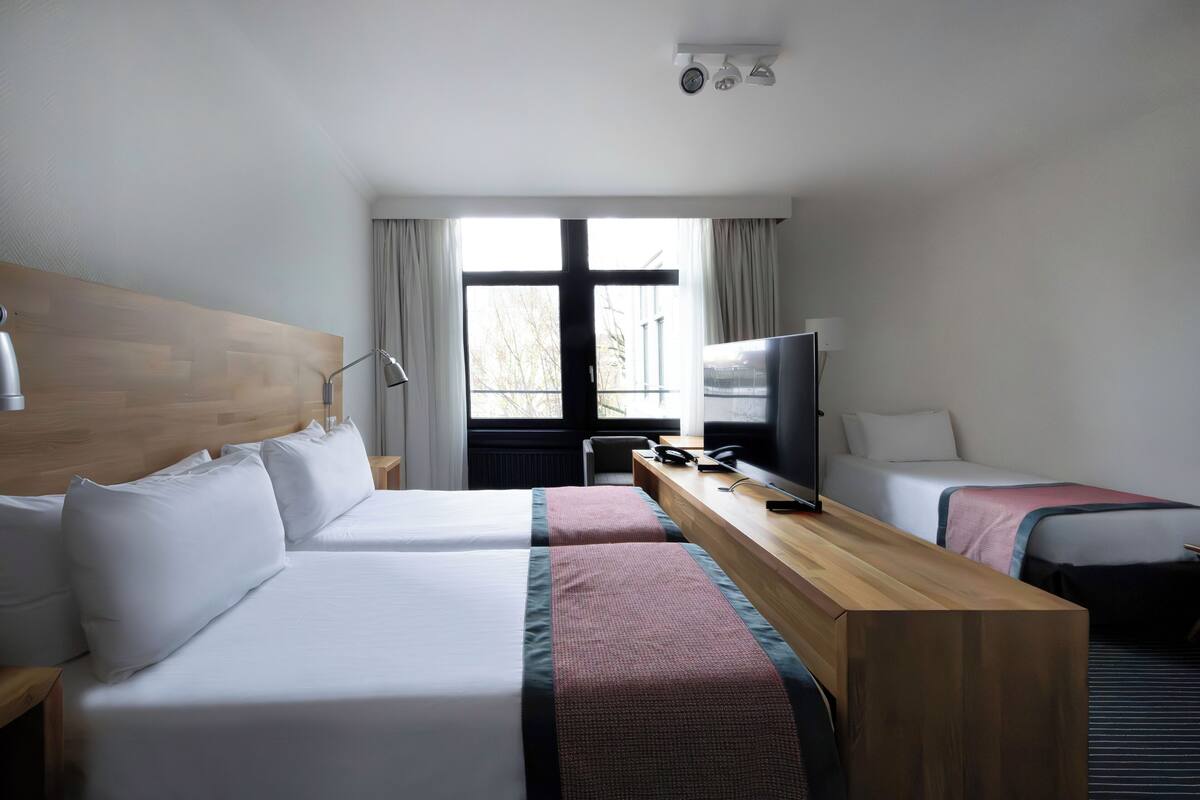 Premium bedding, down comforters, minibar, in-room safe