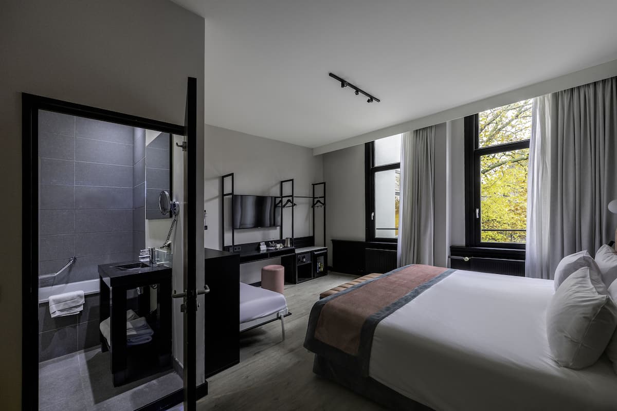 1 bedroom, premium bedding, minibar, in-room safe