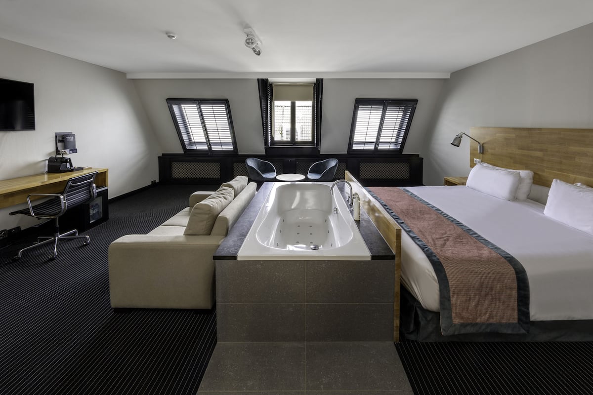 1 bedroom, premium bedding, minibar, in-room safe