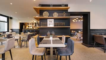 Café da manhã com buffet diário (EUR 23 por pessoa)