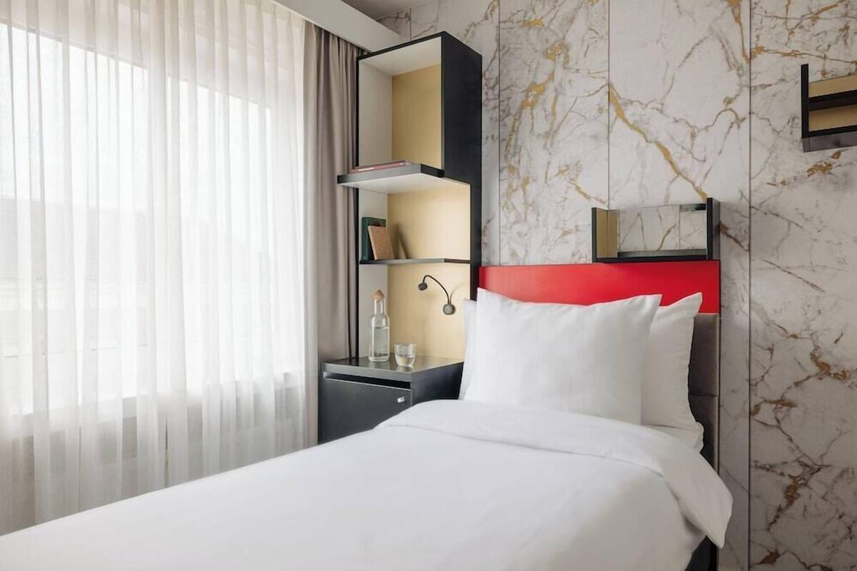 Hypo-allergenic bedding available, in-room safe, desk, blackout drapes