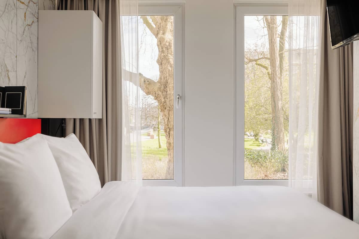 Hypo-allergenic bedding, in-room safe, desk, blackout curtains