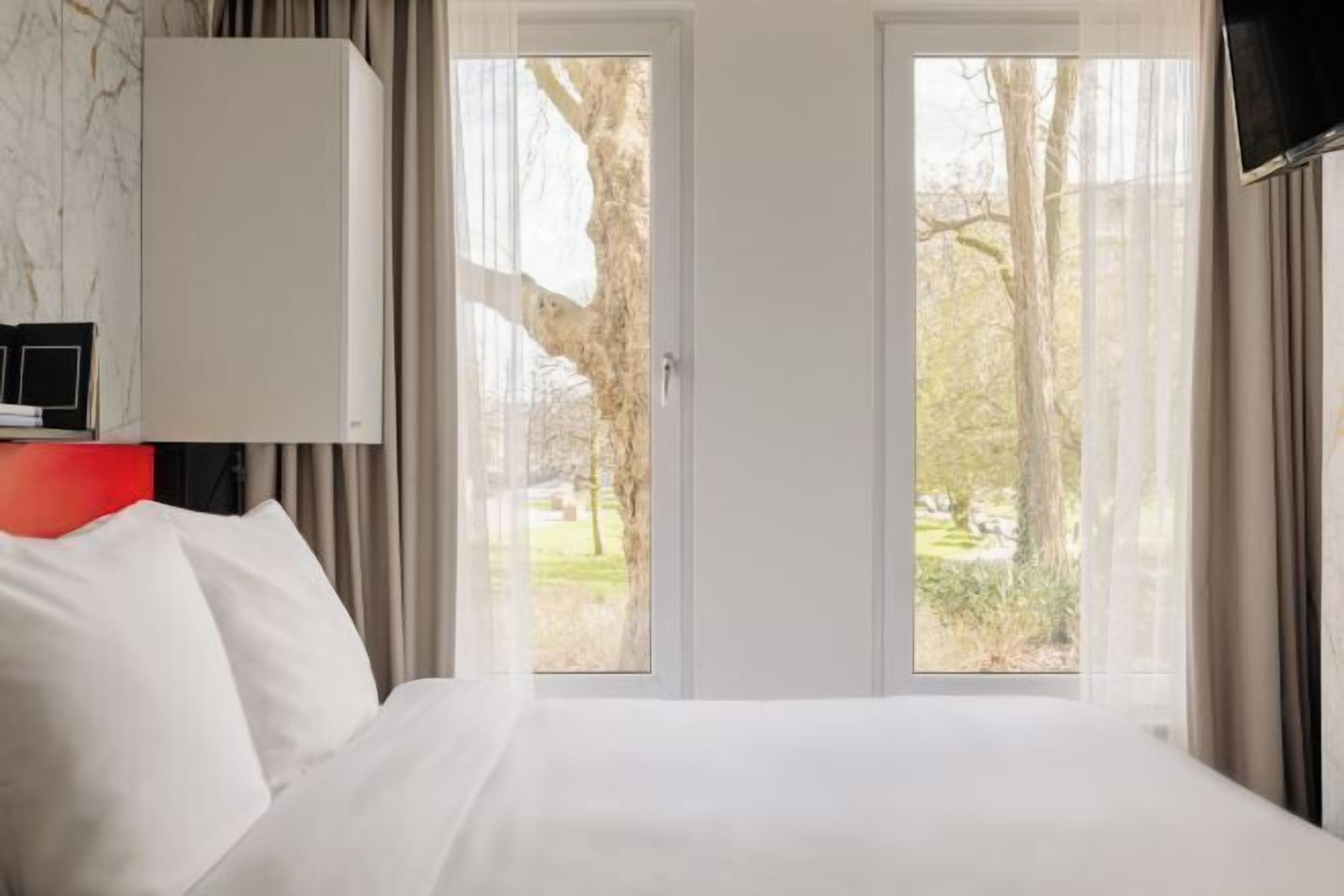 Hypo-allergenic bedding, in-room safe, desk, blackout drapes