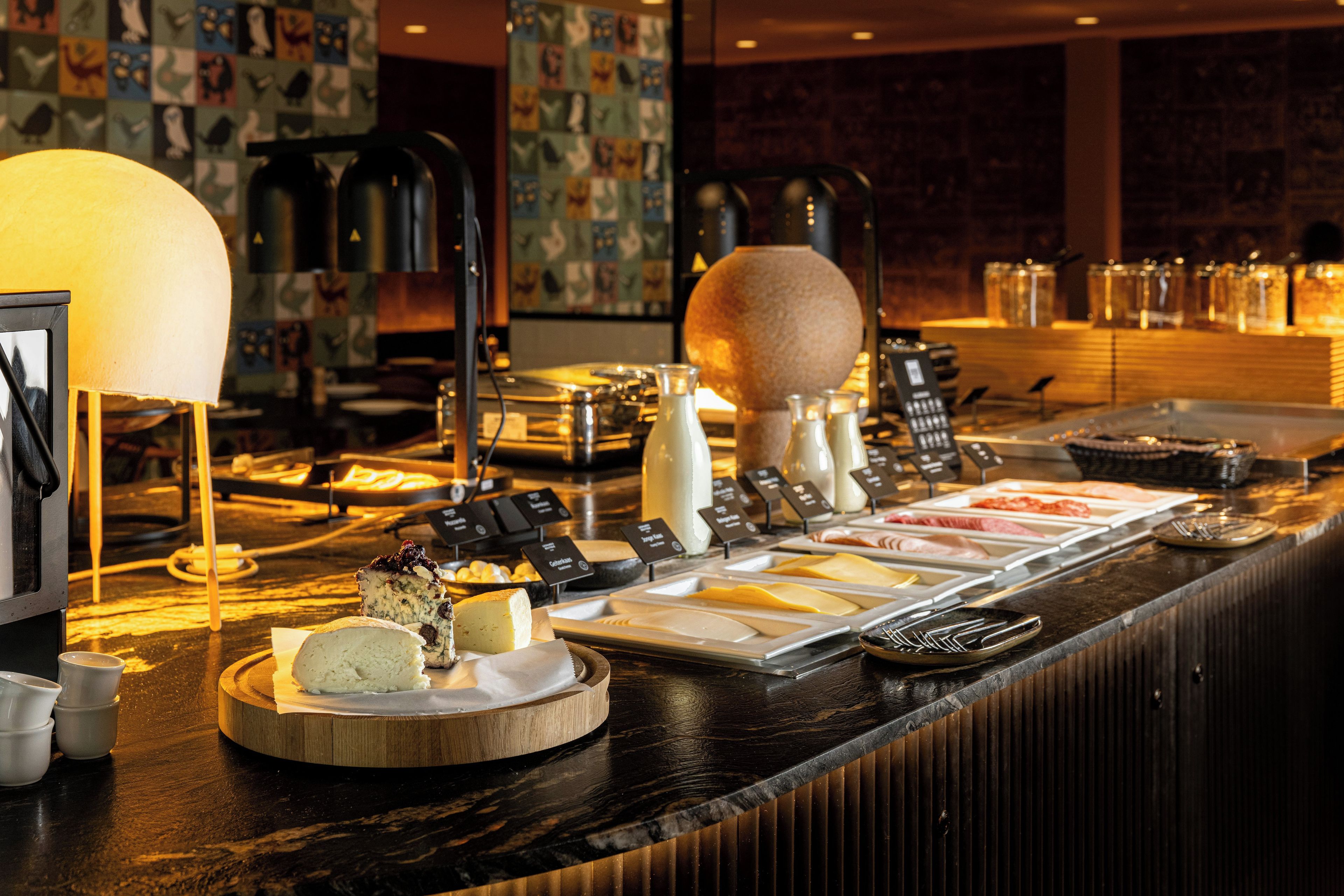 Een buffetopstelling met diverse soorten eten en een decoratief middelpunt.