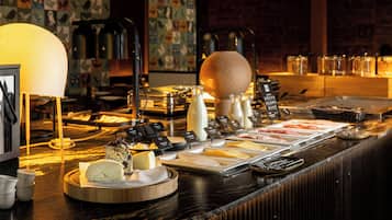 Een buffetopstelling met diverse soorten eten en een decoratief middelpunt.