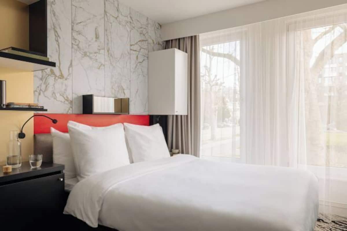 Hypo-allergenic bedding, in-room safe, desk, blackout curtains