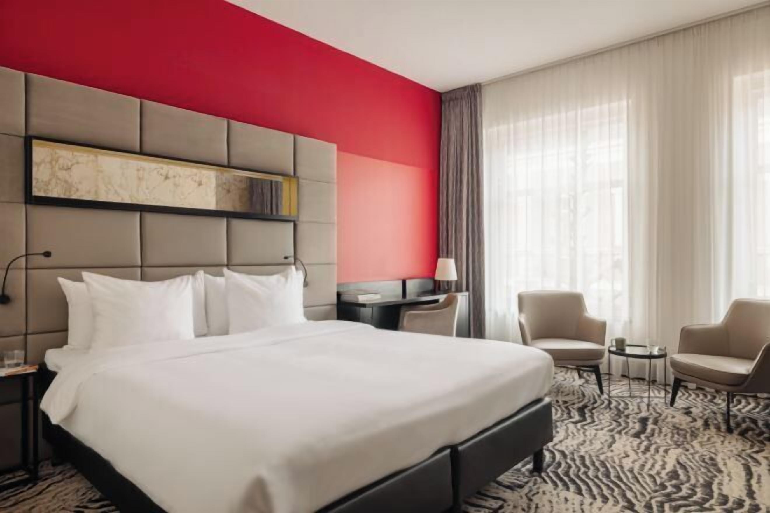 Hypo-allergenic bedding, in-room safe, desk, blackout drapes