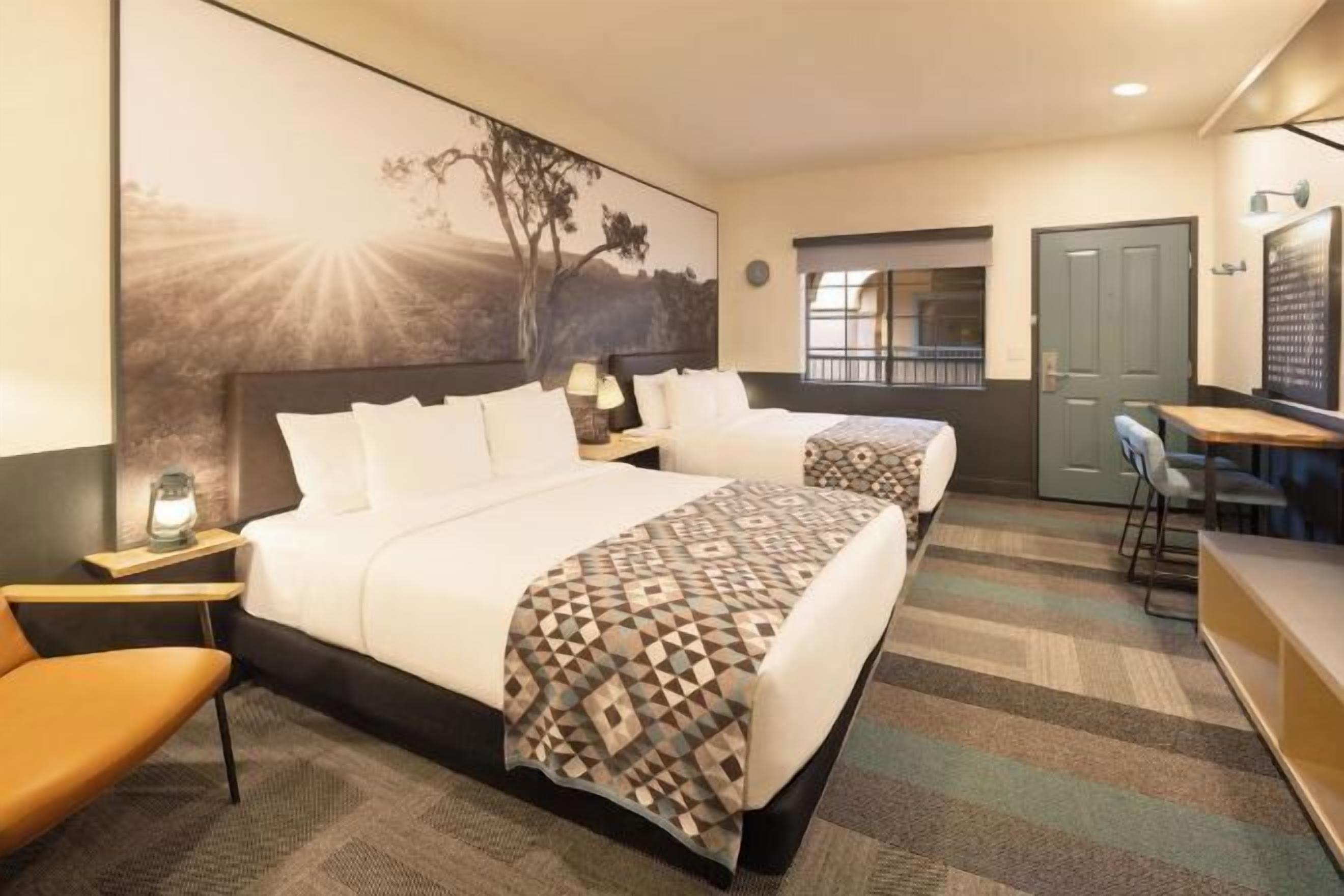 Edredones de plumas, caja fuerte, espacio para trabajar con un portátil