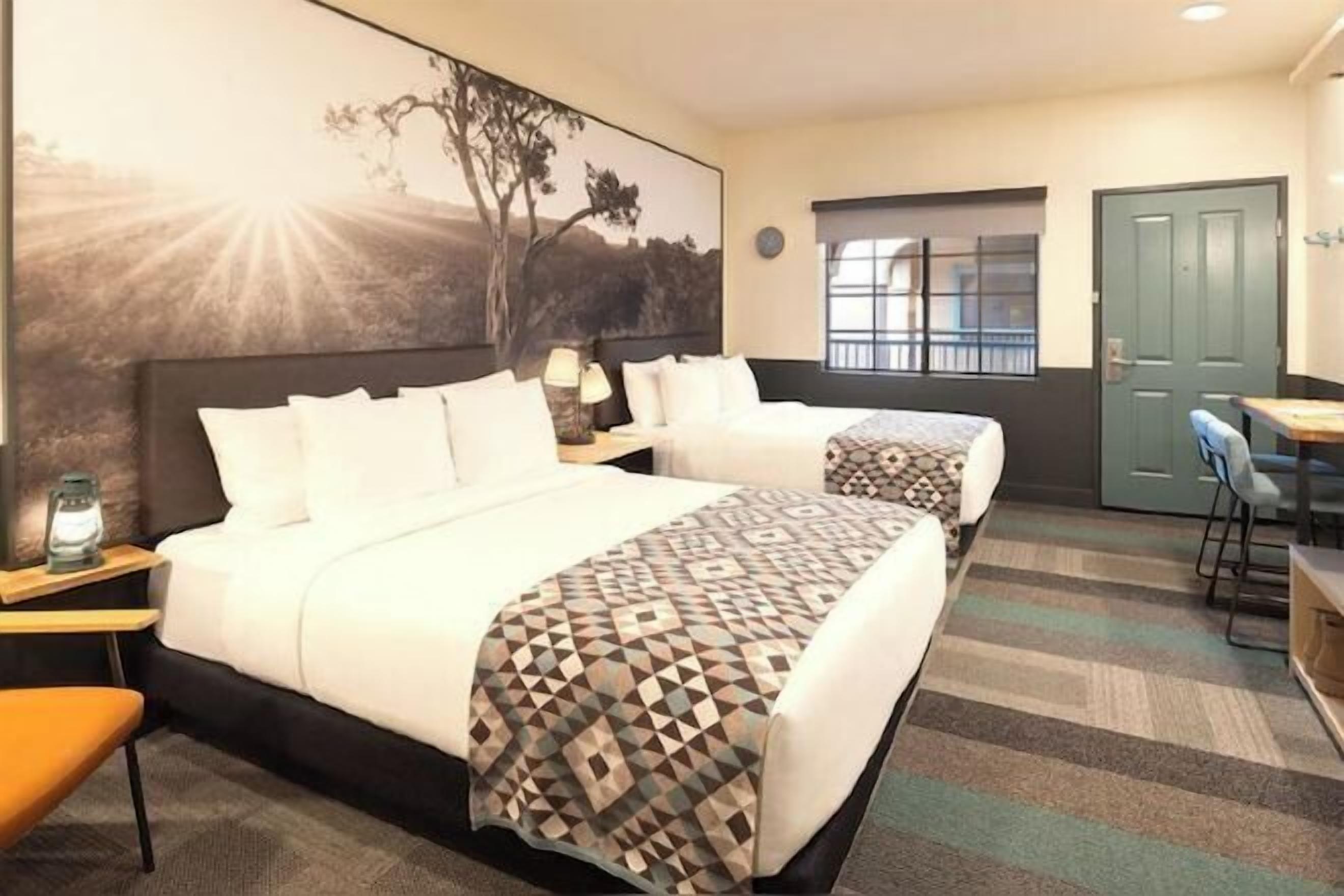 Edredones de plumas, caja fuerte, espacio para trabajar con un portátil