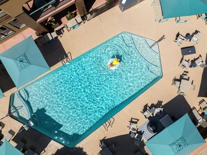 Piscine extérieure, parasols de plage, chaises longues
