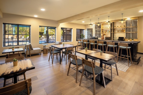 Petit déjeuner et dîner servis sur place, vue sur la piscine 