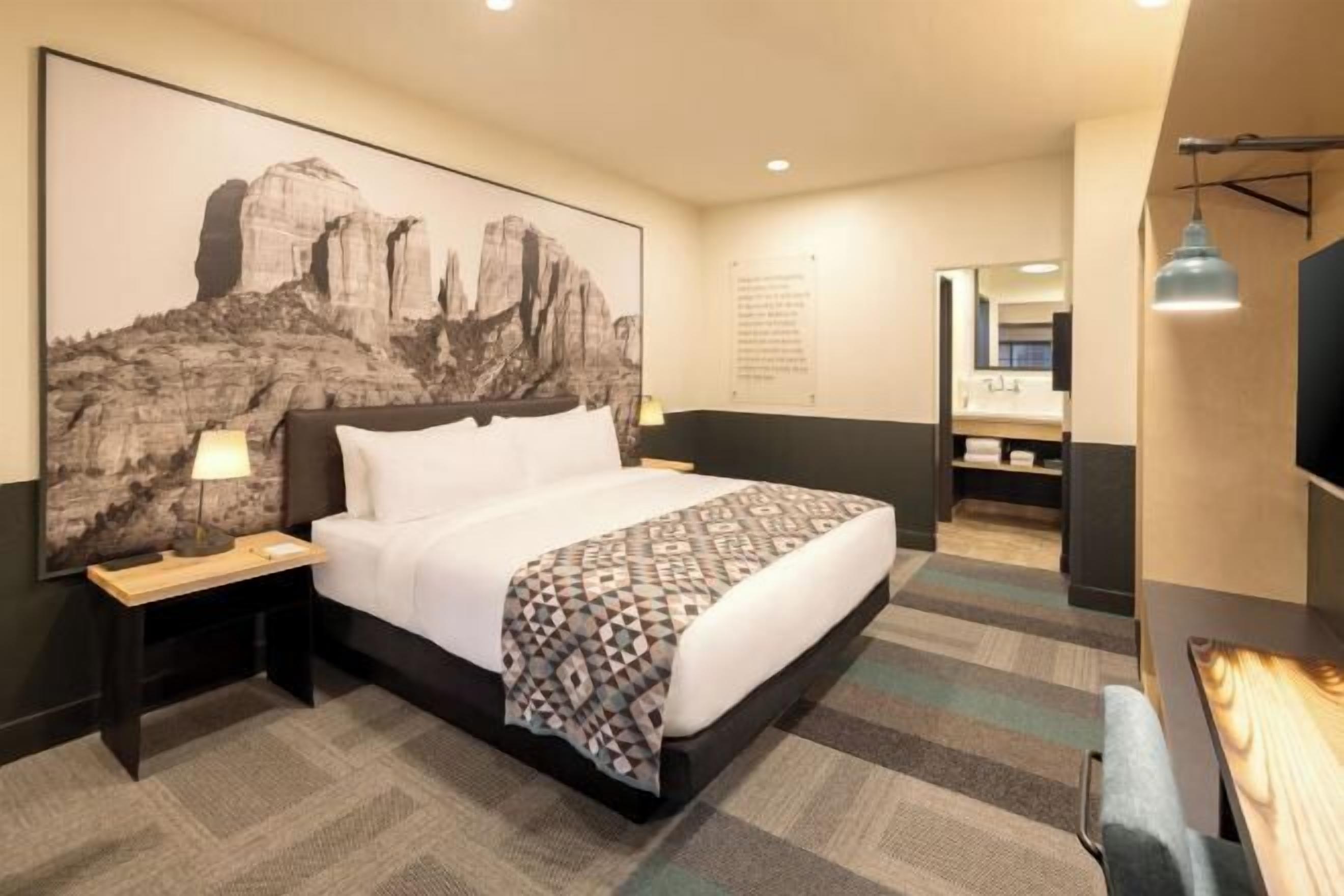 Edredones de plumas, caja fuerte, espacio para trabajar con un portátil