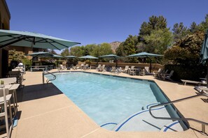 Outdoor pool, open 7:00 AM to 10:00 PM, pool umbrellas, sun loungers - Mountain Modern Sedona, Tapestry Collection by Hilton (Sedona)