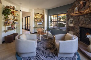 Lobby - Mountain Modern Sedona, Tapestry Collection by Hilton (Sedona)