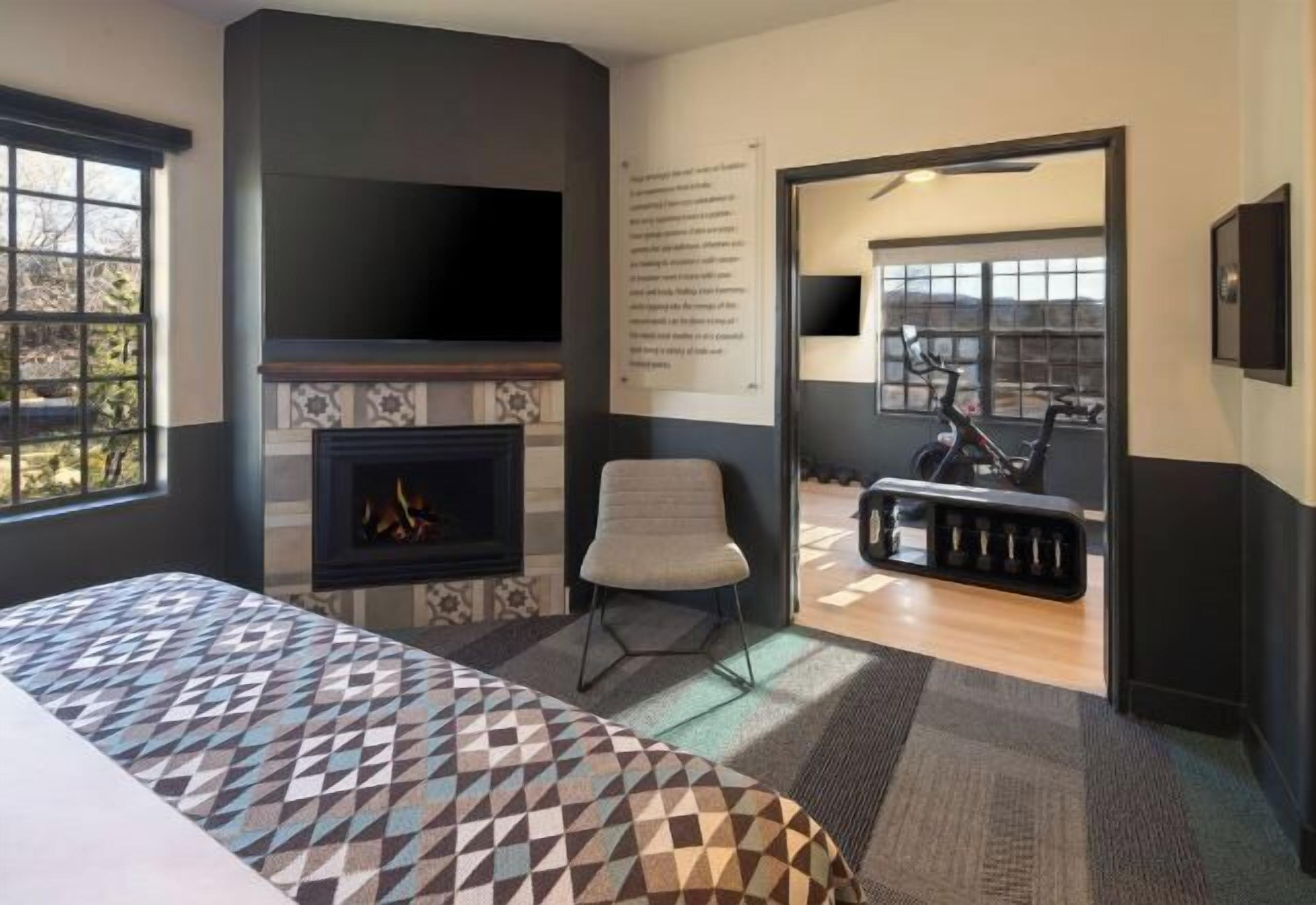 Edredones de plumas, caja fuerte, espacio para trabajar con un portátil