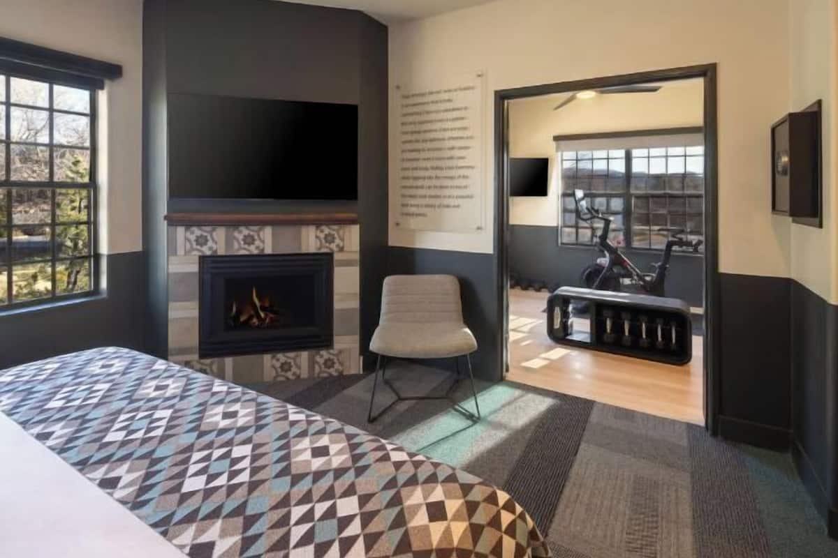 1 bedroom, down duvets, in-room safe, laptop workspace