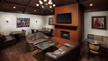 Sert le déjeuner et le dßner