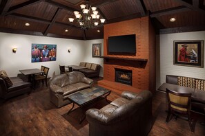 Sert le déjeuner et le dîner