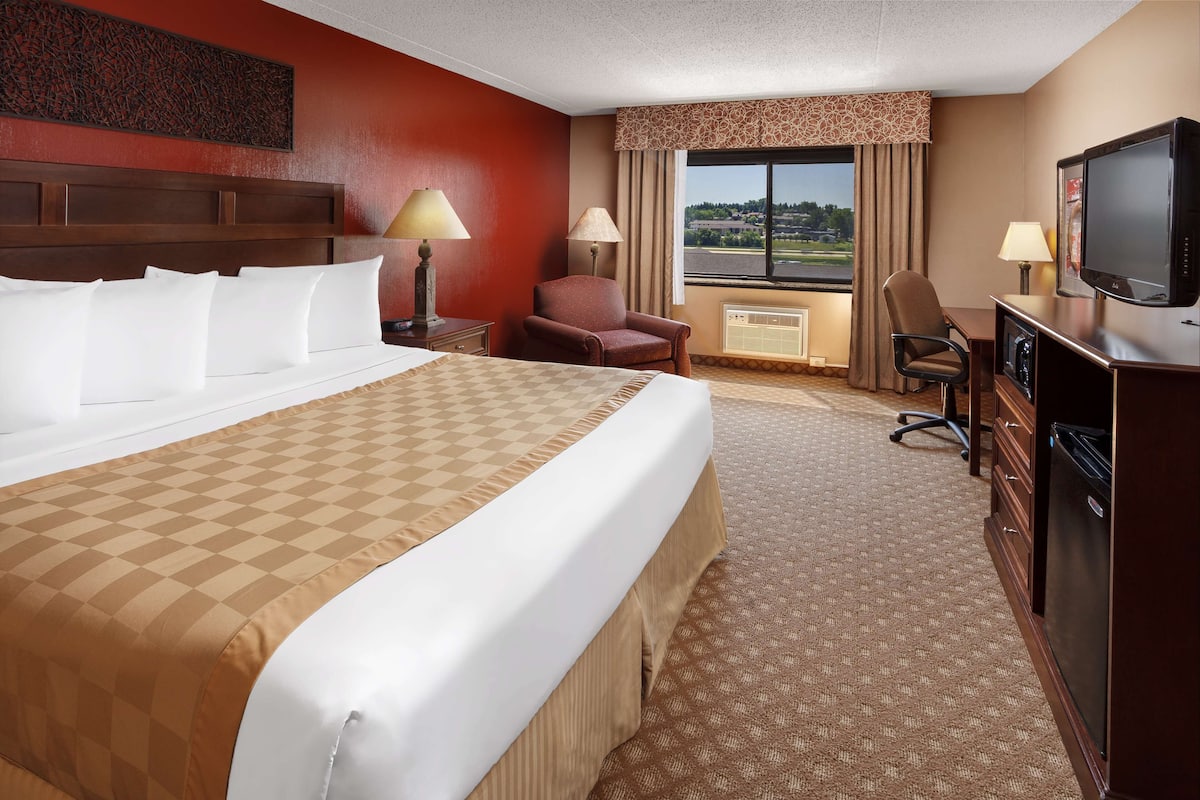 Standard Room, 1 King Bed, Non Smoking, Refrigerator & Microwave | 1 bedroom, pillowtop beds, desk, laptop workspace