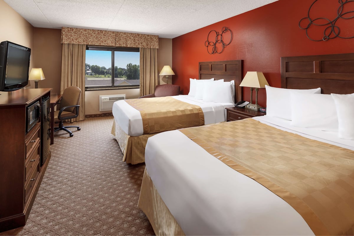 1 bedroom, pillowtop beds, desk, laptop workspace