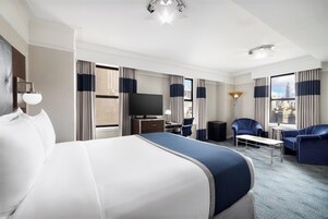 Executive Room, 1 Queen Bed | Premium bedding, pillowtop beds, in-room safe, desk