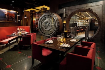 3 restaurants, breakfast, lunch, dinner served; American cuisine at NEW YORKER BY LOTTE HOTELS