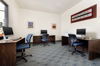 Business center at NEW YORKER BY LOTTE HOTELS