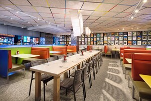 3 restaurants; breakfast, lunch and dinner served 