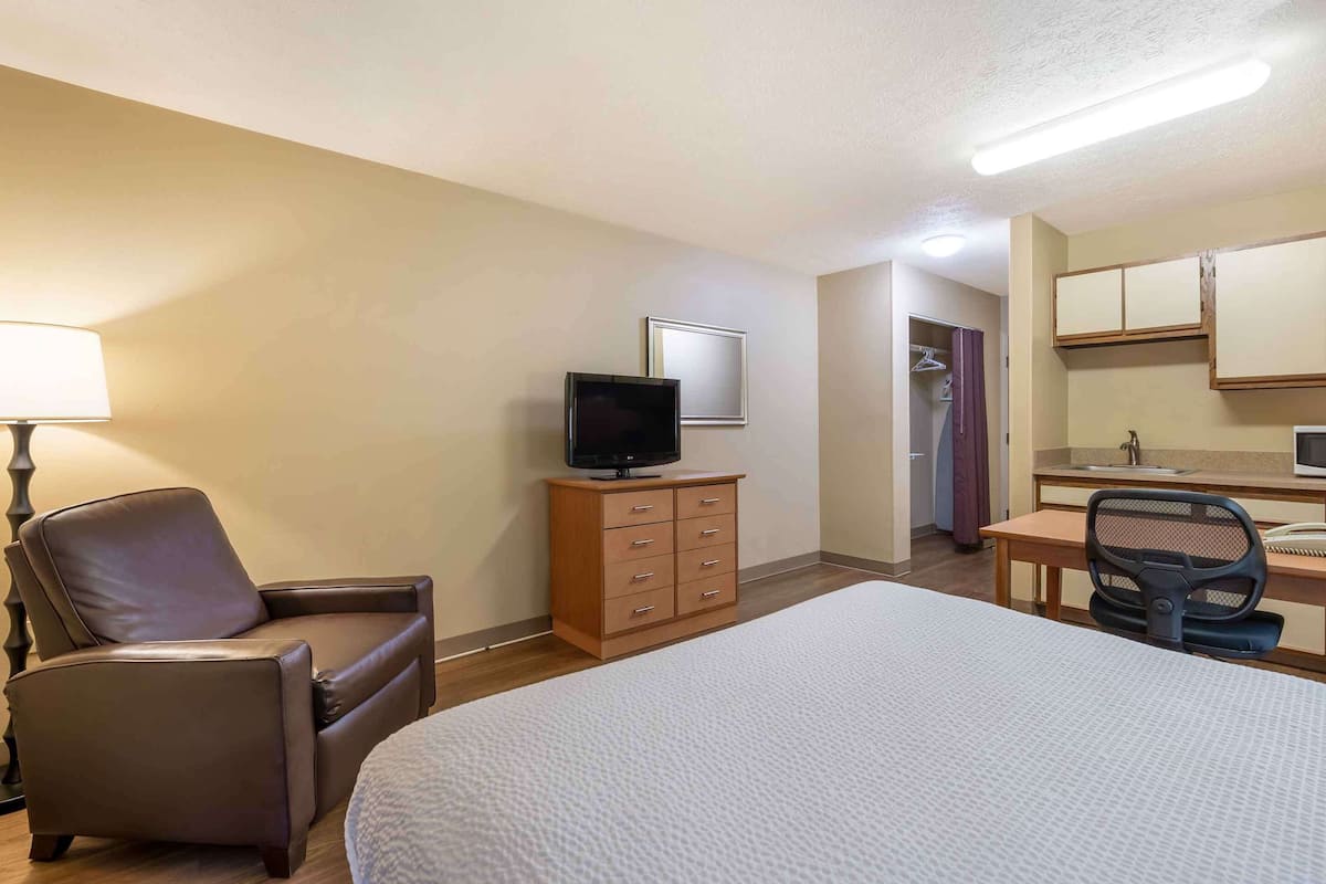 Desk, free WiFi, bed sheets