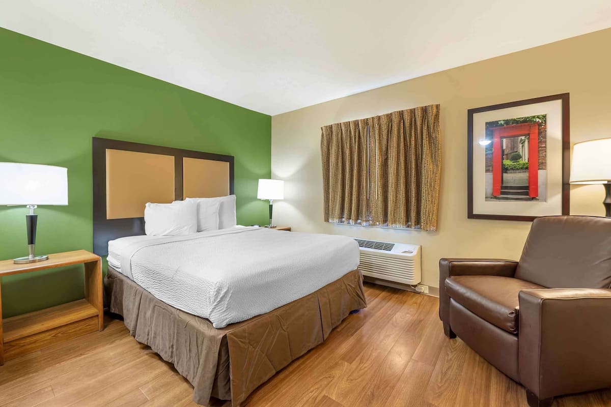 Estúdio, 1 cama Queen, para não fumantes | Escrivaninha, Wi-Fi de cortesia, roupa de cama