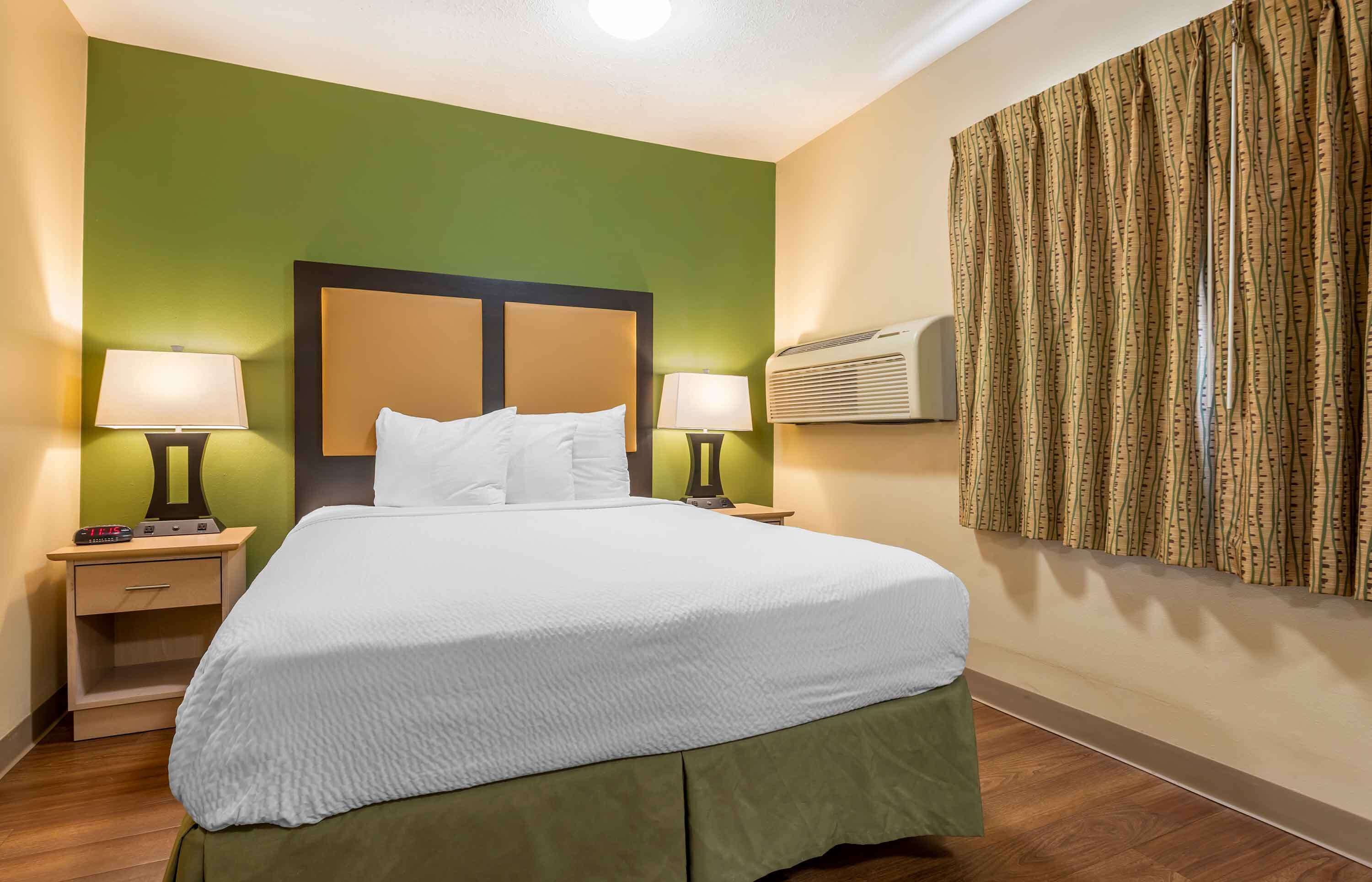 書桌、免費無線上網、床單