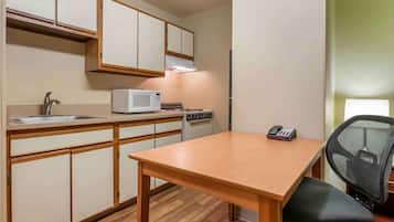 Großer Kühlschrank, Mikrowelle, Herdplatte