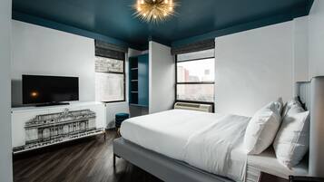 Kamer, 1 queensize bed, toegankelijk voor mindervaliden | Een kluis op de kamer, een bureau, verduisterende gordijnen
