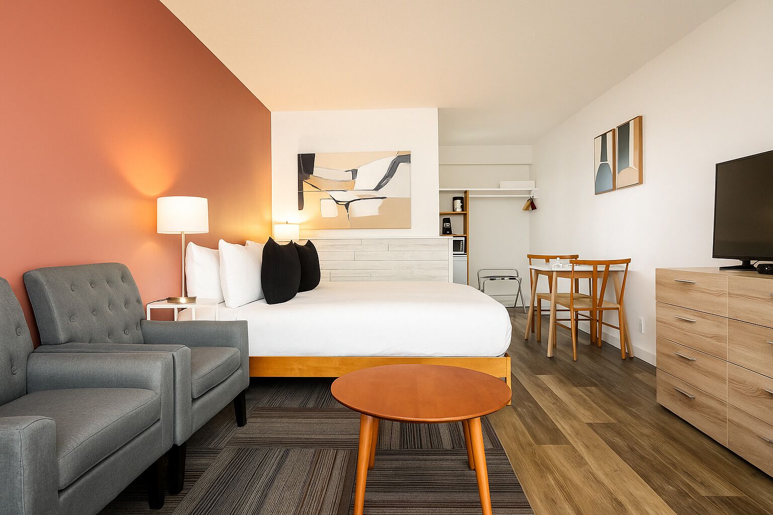 Wifi gratis, ropa de cama, despertador