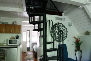 Classic Cottage, Multiple Beds, Patio, River View | Hypo-allergenic bedding, iron/ironing board, WiFi, bed sheets
