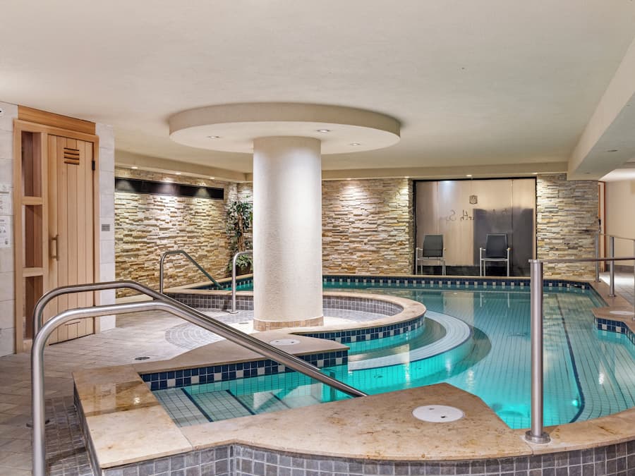 Bathtub spa indoor