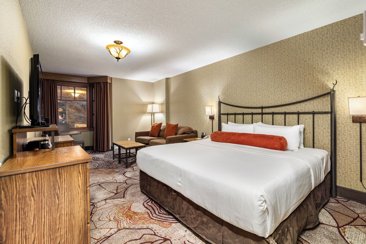 Premium bedding, in-room safe, iron/ironing board, free WiFi