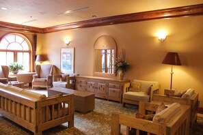 Lobby sitting area - Banff Caribou Lodge and Spa (Banff)