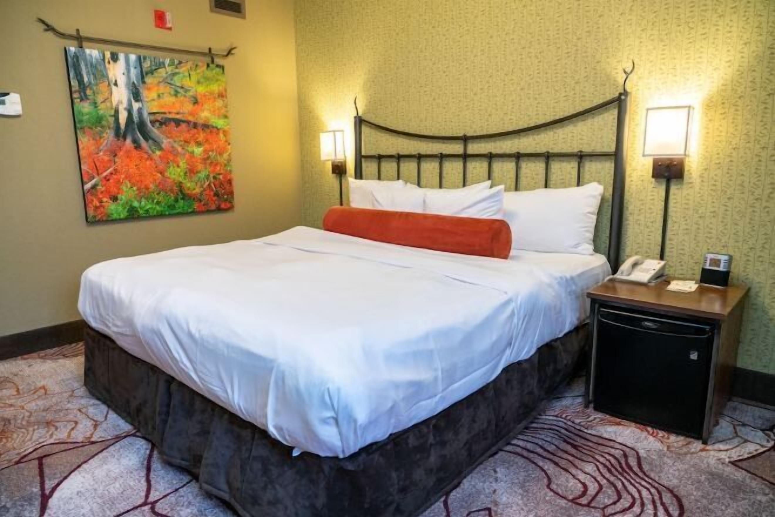 Premium bedding, in-room safe, iron/ironing board, free WiFi