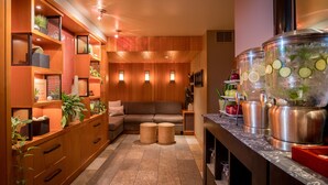 Une cuisine moderne avec des meubles en bois, un four encastré et un grand îlot central doté d’un évier.