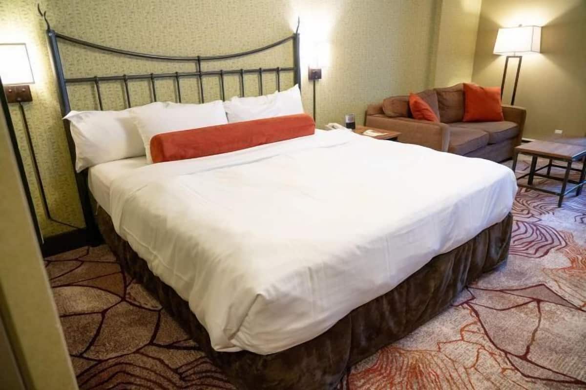 Premium bedding, in-room safe, iron/ironing board, free WiFi