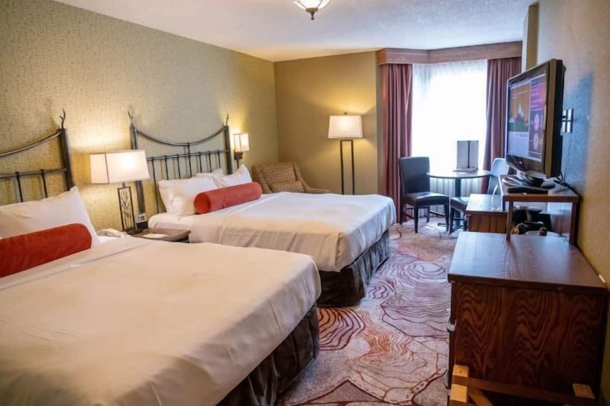 Premium bedding, in-room safe, iron/ironing board, free WiFi