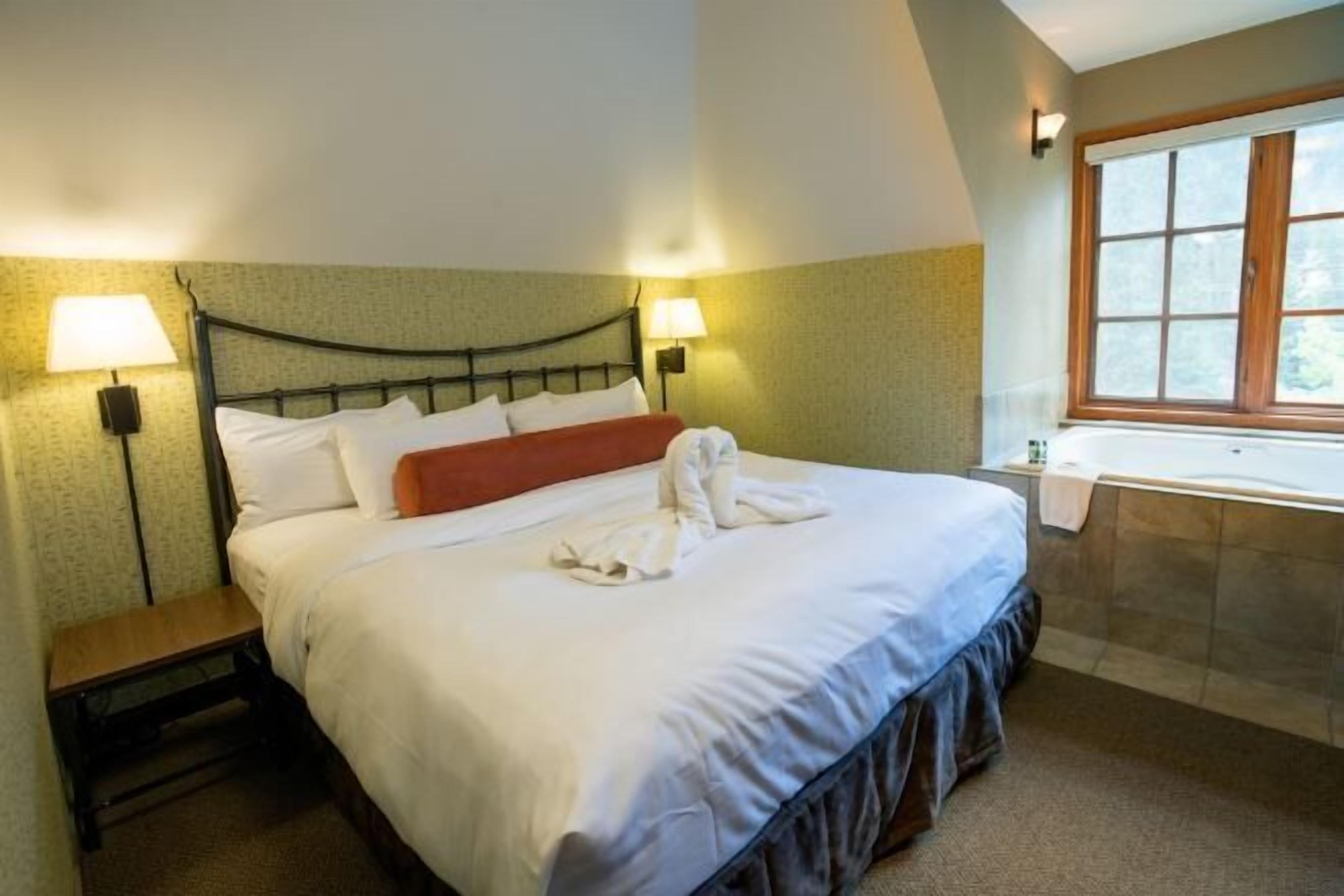 Premium bedding, in-room safe, iron/ironing board, free WiFi