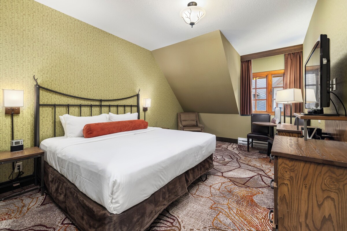 Premium bedding, in-room safe, iron/ironing board, free WiFi