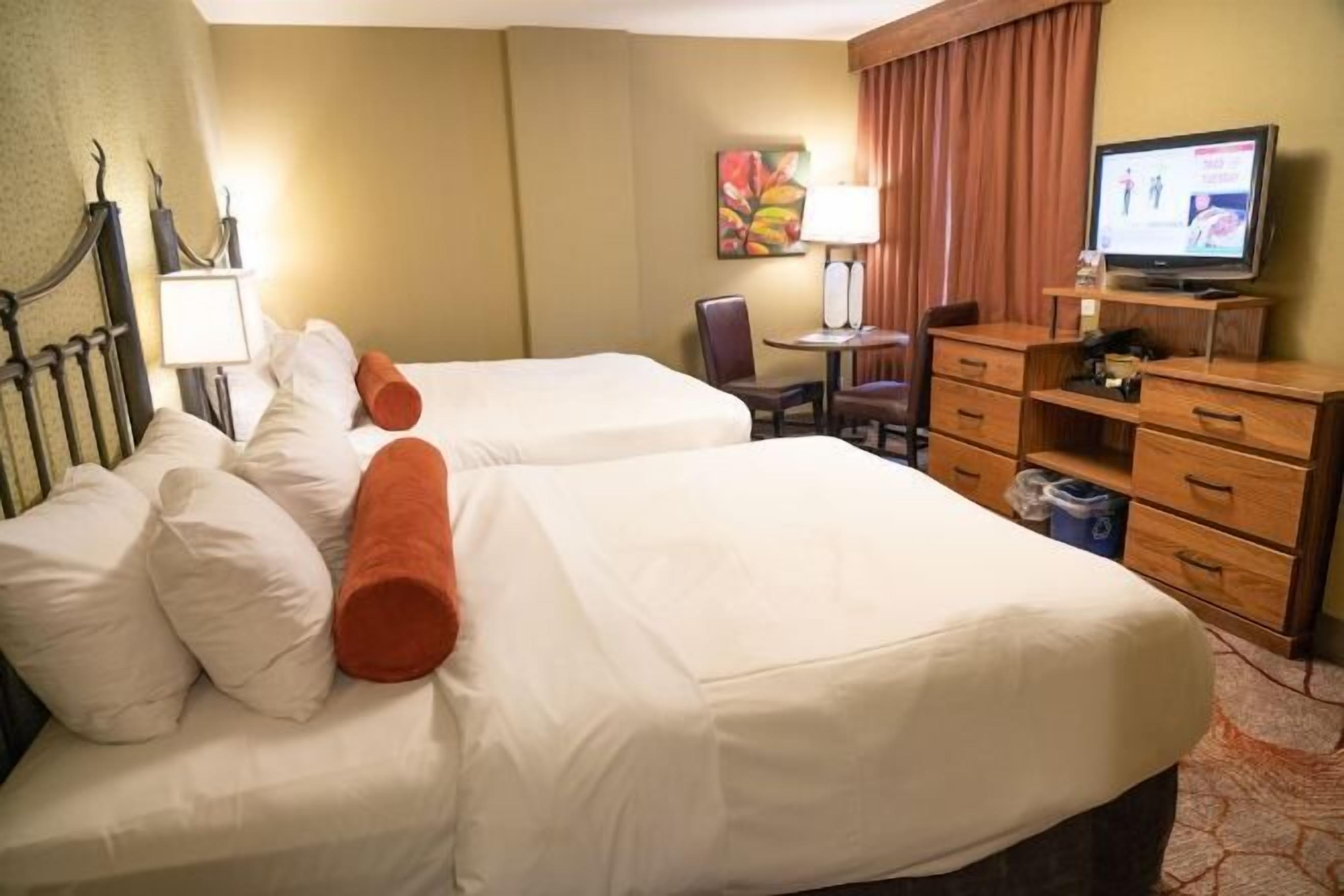 Premium bedding, in-room safe, iron/ironing board, free WiFi