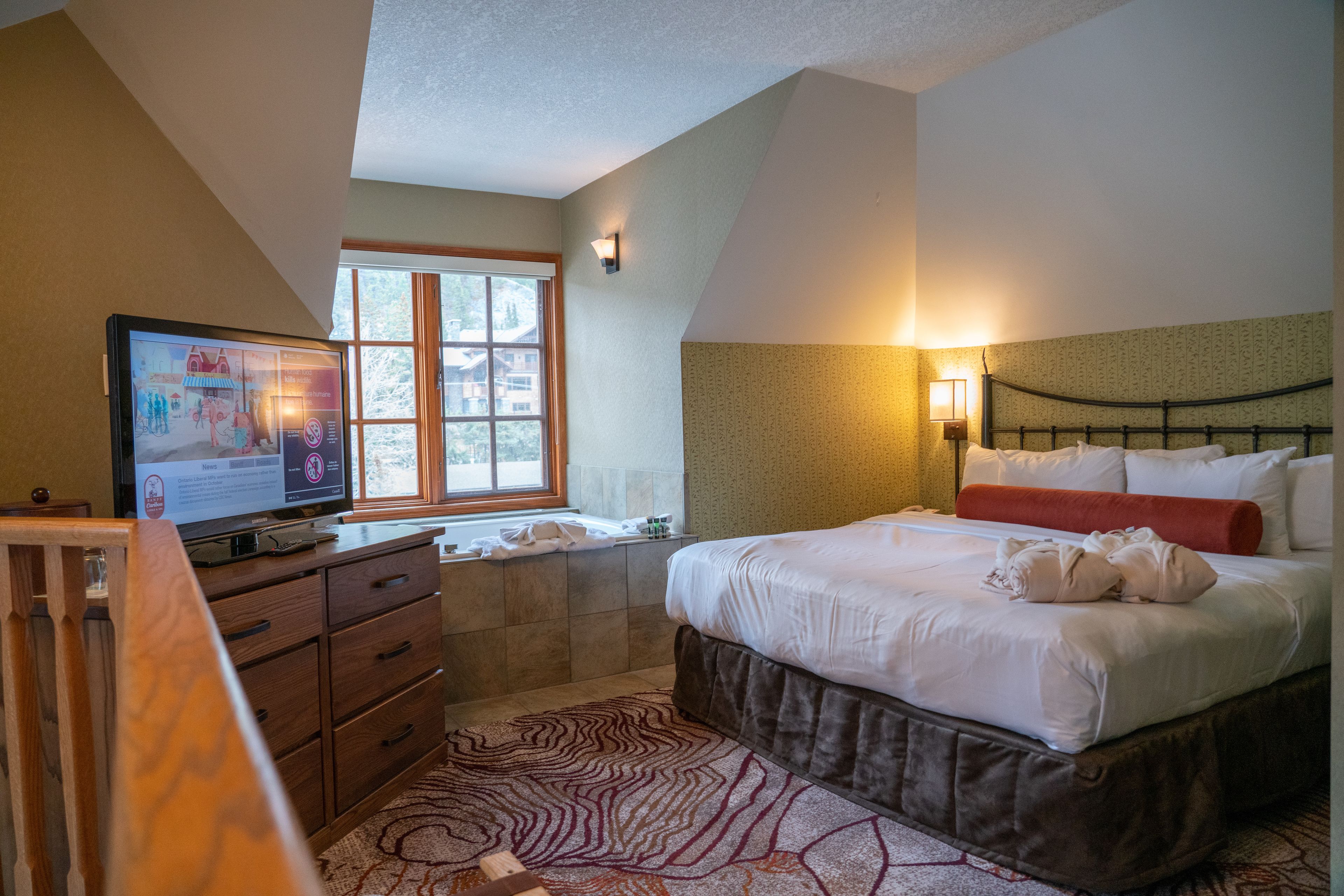Corner Suite with Spa Bath | Premium bedding, in-room safe, iron/ironing board, free WiFi