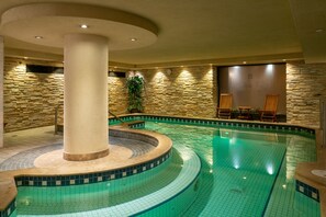 Indoor spa tub - Banff Caribou Lodge and Spa (Banff)